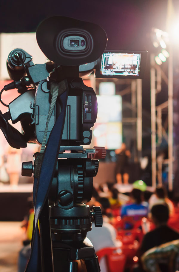 Camera de filmagem representando eventos corporativos hibridos