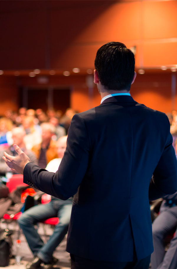 Palestrante dando palestra em eventos corporativos