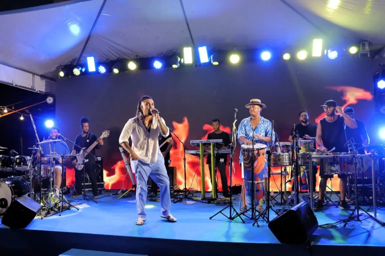Banda-Filhos-da-Bahia-agitaram-a-festa-de-encerramento-do-Aviva-Celebra.-1-1-1536x1024