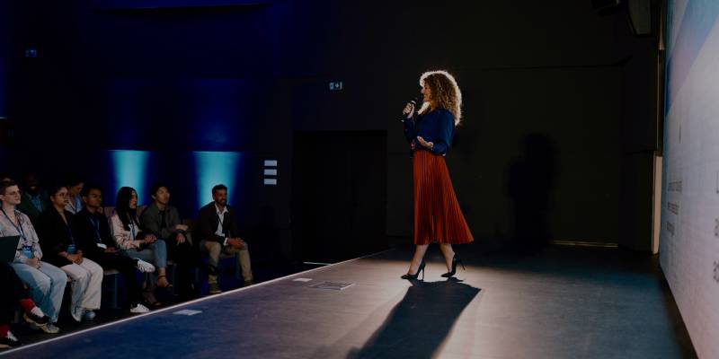 Palestrante em um evento de grande porte